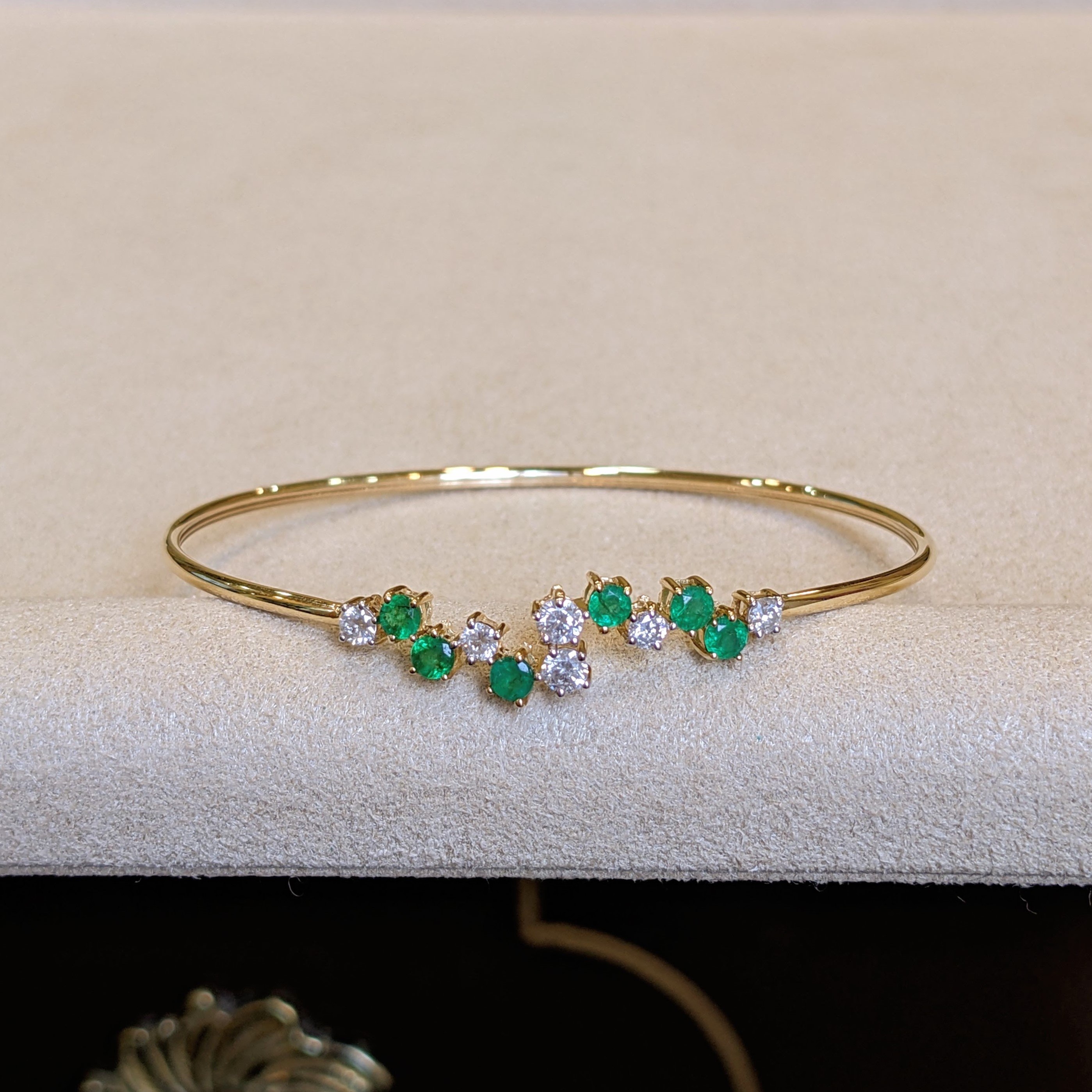 14 shops KT yellow Gold bracelet w/71MM round emeralds.Size 7.25”length- Weight 3.1