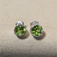 1.68&nbsp;Ct.Tw.Total Carat Weight Green (Lime Green) Peridot Studs Earrings, Silver Life Style
