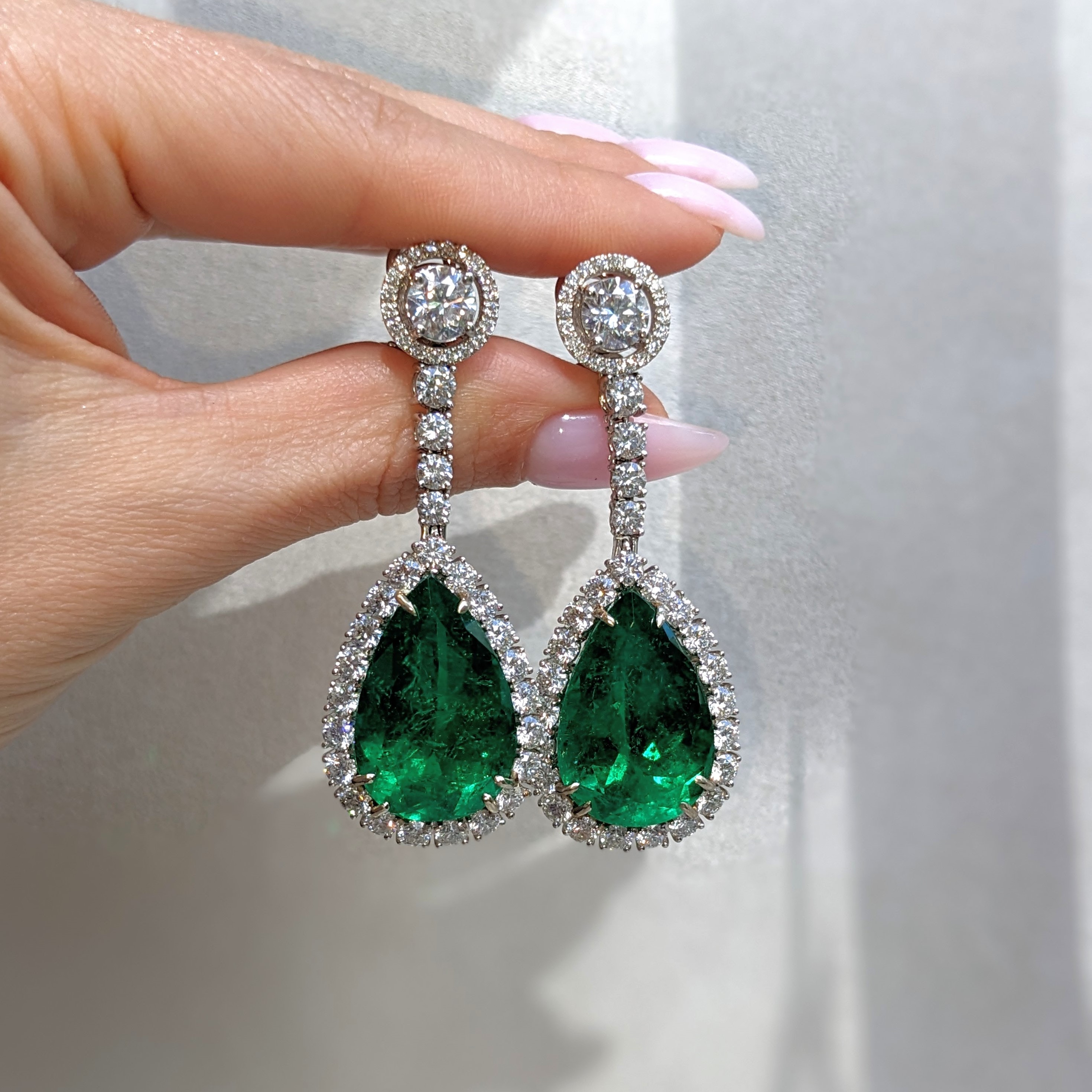 Offers Earrings Emerald and Diamond