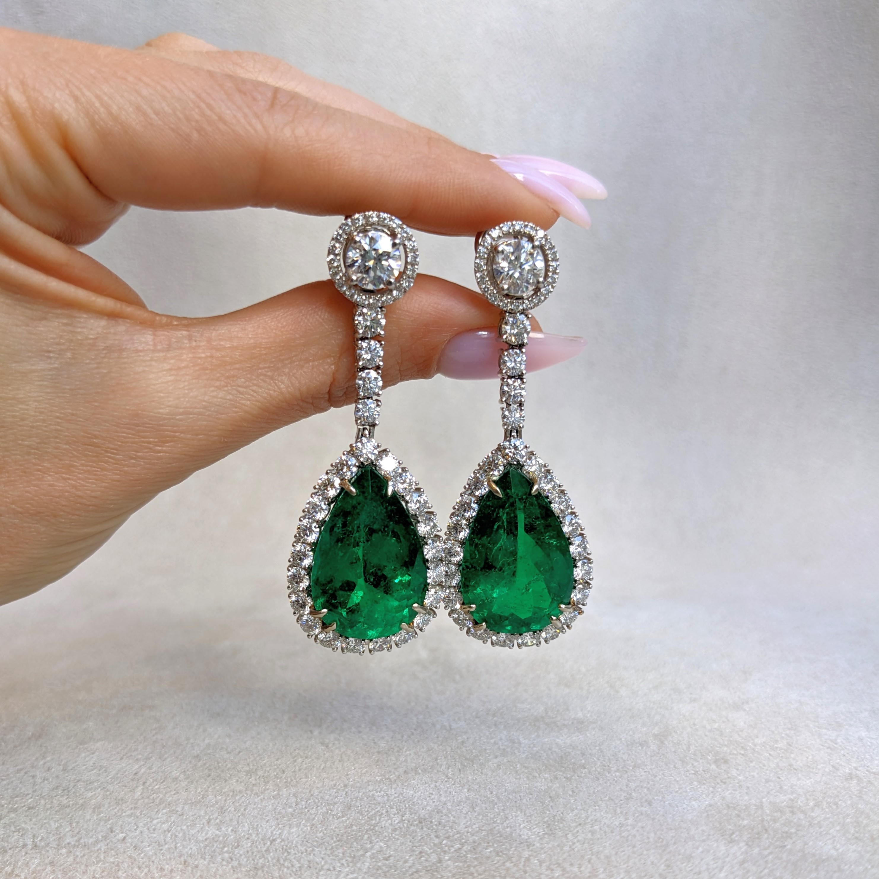 Natural 2 carat pear shaped emerald on sale with case for jewelry making