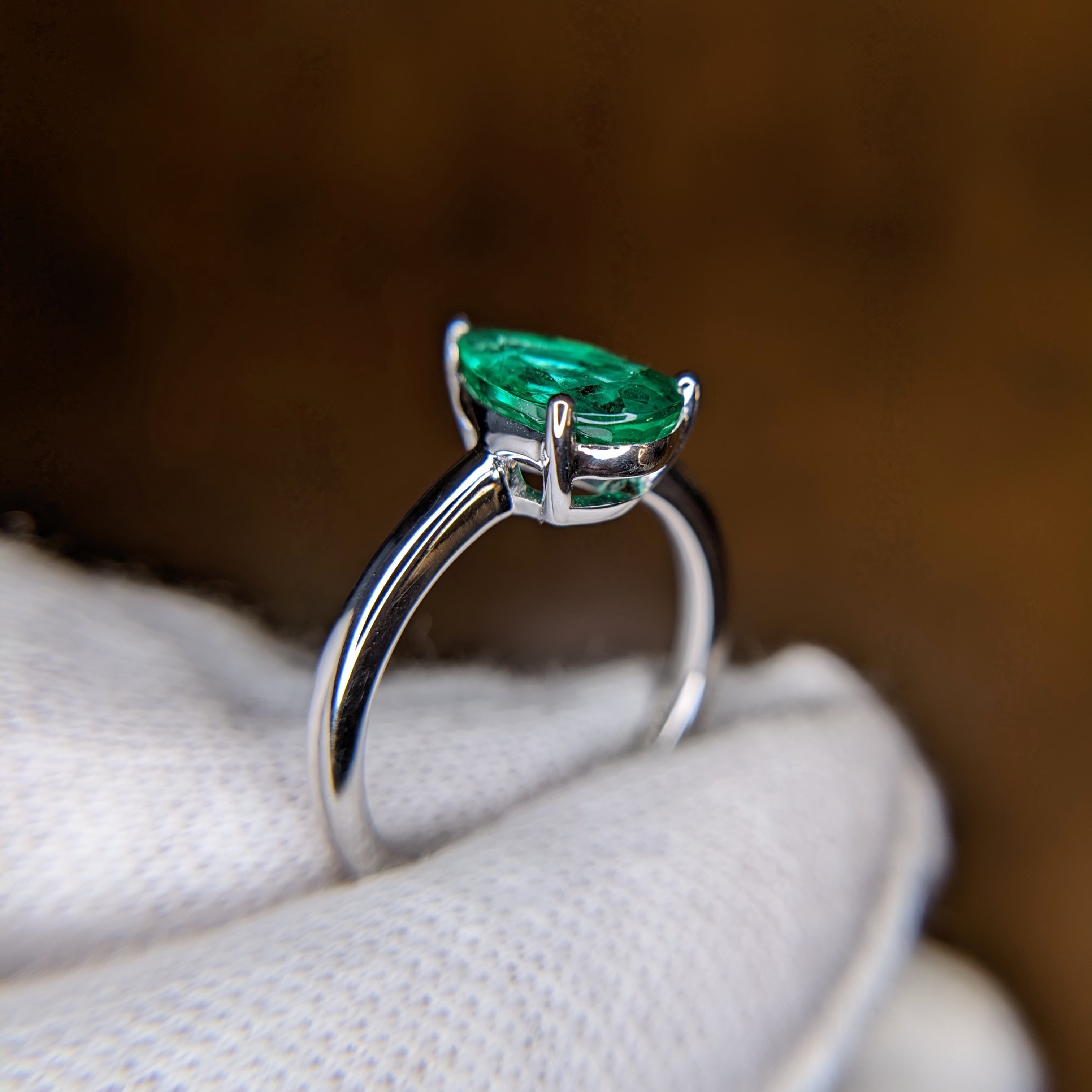 Emerald solitaire top ring