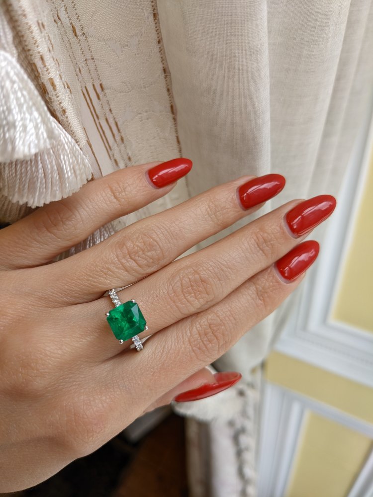 Emerald ring deals 1 carat