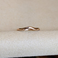 18K White Gold Curved Plain Band Life Style