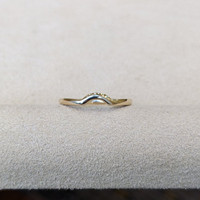 18K White Gold Curved Plain Band Life Style