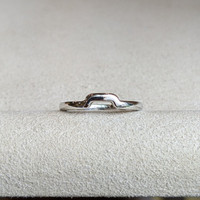 18K White Gold Curved Plain Band Life Style