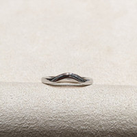 18K White Gold Curved Plain Band Life Style