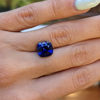 4.50 Ct. Blue Sapphire from Ceylon (Sri Lanka) Life Style