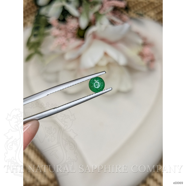 0.46 Ct. Cabochon Emerald from Colombia - Muzo