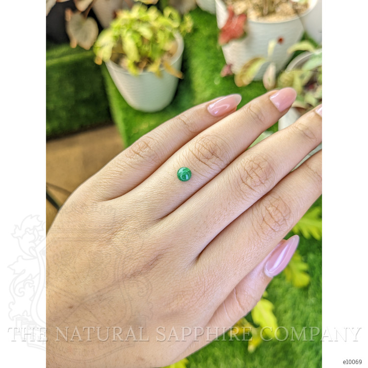 0.46 Ct. Cabochon Emerald from Colombia - Muzo