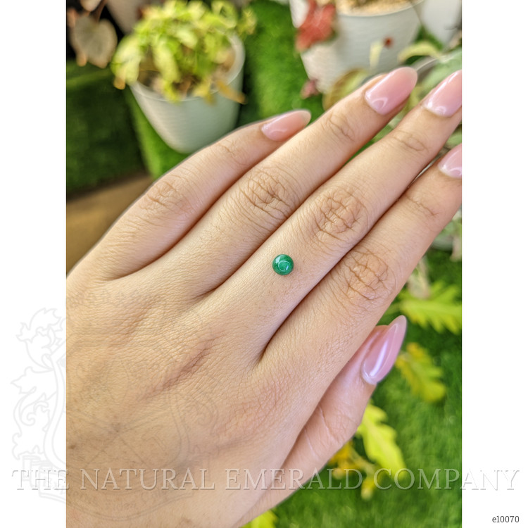 0.52 Ct. Cabochon Emerald from Colombia - Muzo