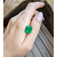 7.91 Ct. Emerald from Colombia - Muzo Life Style