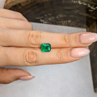 2.87 Ct. Emerald from Colombia - Muzo Life Style