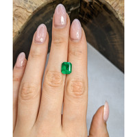 2.87 Ct. Emerald from Colombia - Muzo Life Style