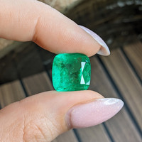 11.57 Ct. Emerald from Colombia Life Style