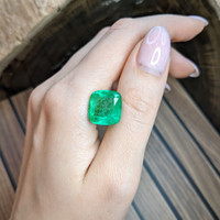 11.57 Ct. Emerald from Colombia Life Style
