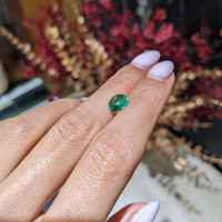 1.43 Ct. Cabochon Emerald from Colombia Life Style