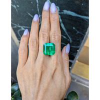 22.81 Ct. Emerald from Colombia Life Style