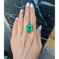 22.95 Ct. Emerald from Colombia Life Style
