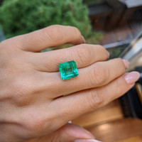 4.87 Ct. Emerald from Colombia Life Style