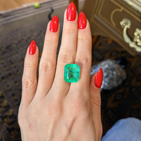 11.48 Ct. Emerald from Colombia Life Style