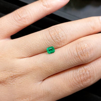 0.40 Ct. Emerald from Colombia Life Style