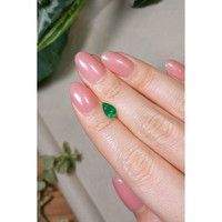 0.75 Ct. Emerald from Colombia Life Style
