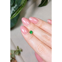 0.44 Ct. Emerald from Colombia Life Style