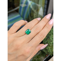 2.98 Ct. Emerald from Colombia Life Style