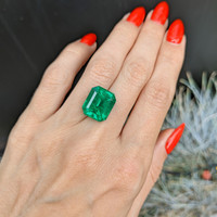 11.37 Ct. Emerald from Colombia Life Style