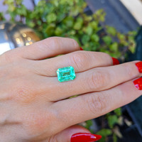 3.21 Ct. Emerald from Colombia Life Style