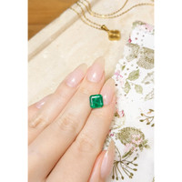 2.22 Ct. Emerald from Colombia Life Style