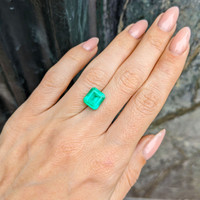 3.22 Ct. Emerald from Colombia Life Style