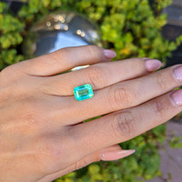 2.92 Ct. Emerald from Colombia Life Style