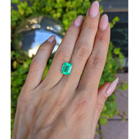 2.92 Ct. Emerald from Colombia Life Style