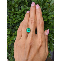 2.90 Ct. Emerald from Colombia Life Style