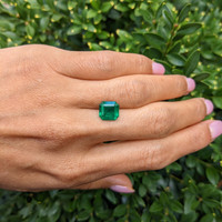 2.95 Ct. Emerald from Colombia Life Style