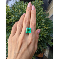 11.47 Ct. Emerald from Colombia Life Style