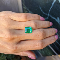 4.26 Ct. Cabochon Emerald from Colombia Life Style