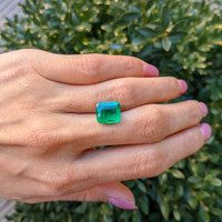 4.26 Ct. Cabochon Emerald from Colombia Life Style