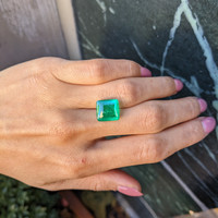 6.78 Ct. Cabochon Emerald from Colombia Life Style