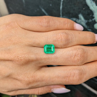 2.95 Ct. Emerald from Colombia Life Style