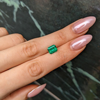 1.45 Ct. Emerald from Colombia - Muzo Life Style