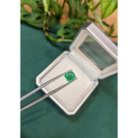 1.70 Ct. Emerald from Colombia - Muzo Life Style