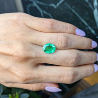2.92 Ct. Emerald from Colombia Life Style