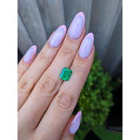 2.75 Ct. Emerald from Colombia - Muzo Life Style