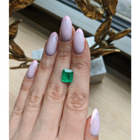 2.92 Ct. Emerald from Colombia Life Style