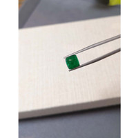 2.24 Ct. Cabochon Emerald from Colombia Life Style