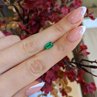 0.90 Ct. Emerald from Colombia - Muzo Life Style