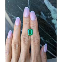 3.98 Ct. Emerald from Colombia - Muzo Life Style