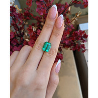 7.46 Ct. Emerald from Colombia - Muzo Life Style